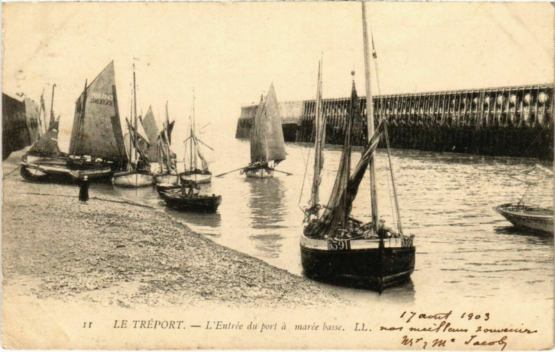 Carte postale ancienne Le Tréport L'Entrée du Port á Marée Basse au Tréport