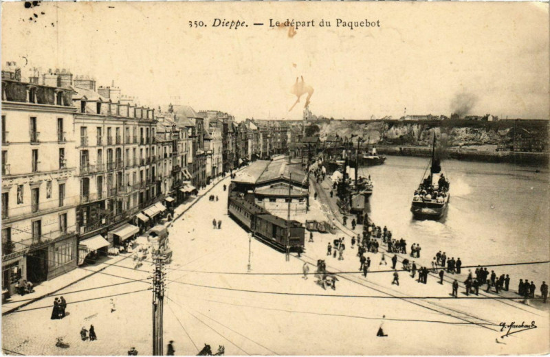 Carte postale ancienne Dieppe Le départ du Paquebot à Dieppe
