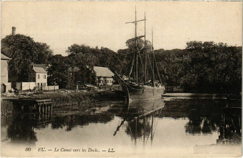 Carte postale ancienne Eu Le Canal vers les Docks à Eu