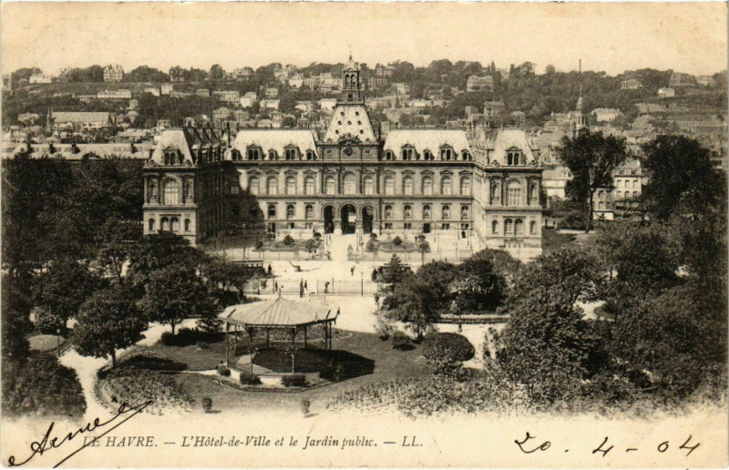 Carte postale ancienne Le Havre L'Hotel de Ville et le Jardin au Havre