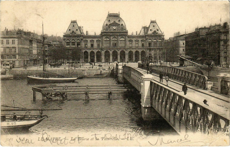 Carte postale ancienne Le Havre La Bourse et la Passerelle au Havre