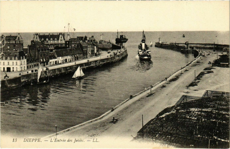 Carte postale ancienne Dieppe L'Entrée des Jetées à Dieppe
