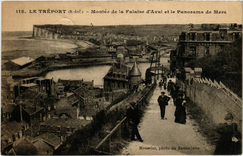 Carte postale ancienne Tréport Montée de la Falaise d'Aval