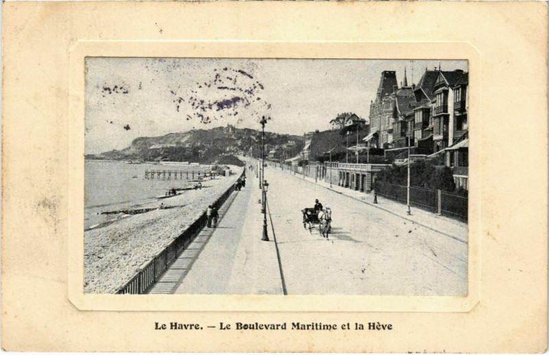 Carte postale ancienne Le Havre Le Boulevard Maritime et la Héve au Havre