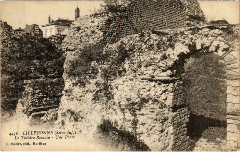 Carte postale ancienne Lillebonne Le Théatre Romain Une Porte à Lillebonne