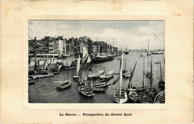 Carte postale ancienne Le Havre Perspective du Grand Quai au Havre