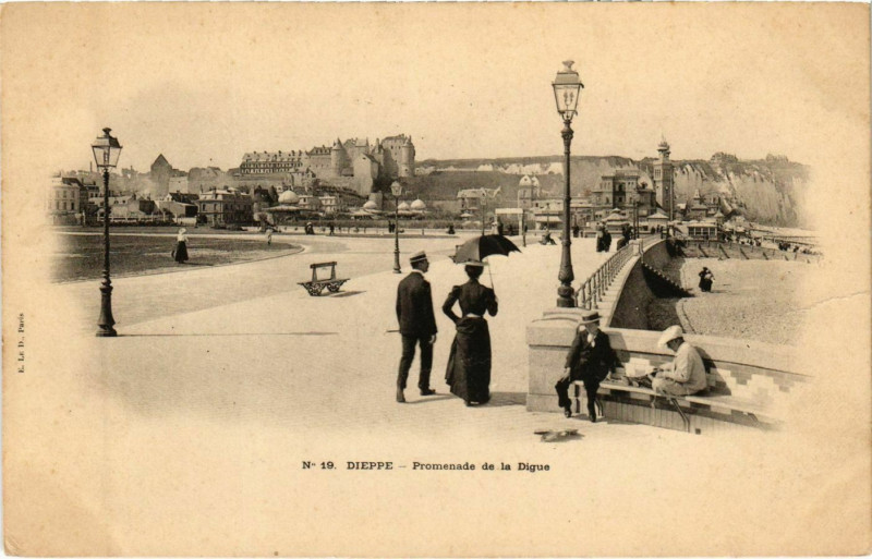 Carte postale ancienne Dieppe Promenade de la Digue à Dieppe