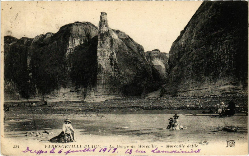 Carte postale ancienne Varengeville Place Moreville defile