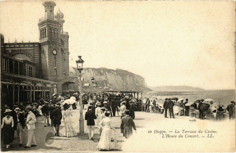 Carte postale ancienne Dieppe La Terrasse du Casino à Dieppe