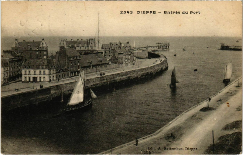 Carte postale ancienne Dieppe Entrée du Port à Dieppe