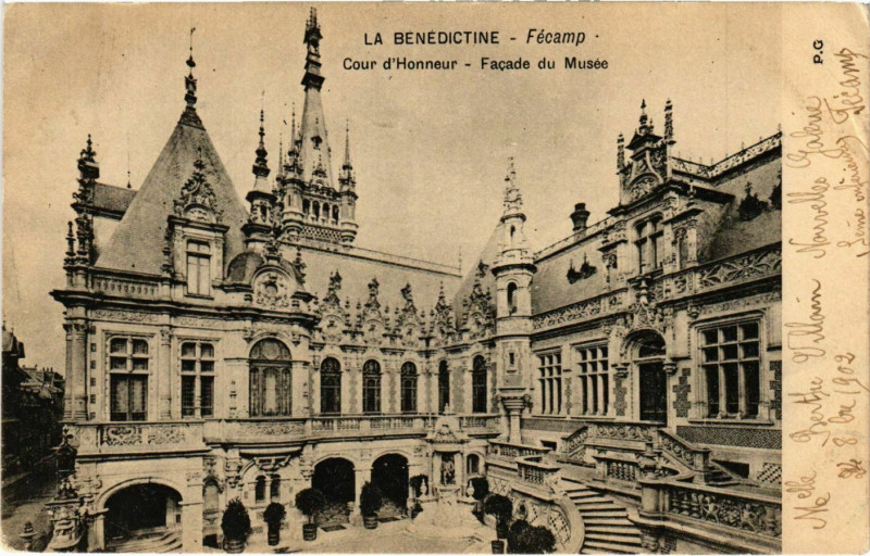 Carte postale ancienne Fécamp La Bénédictine Cour d'Honneur à Fécamp