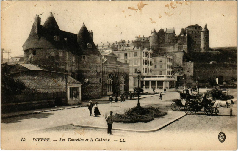 Carte postale ancienne Dieppe Les Tourelles et le Chateau à Dieppe