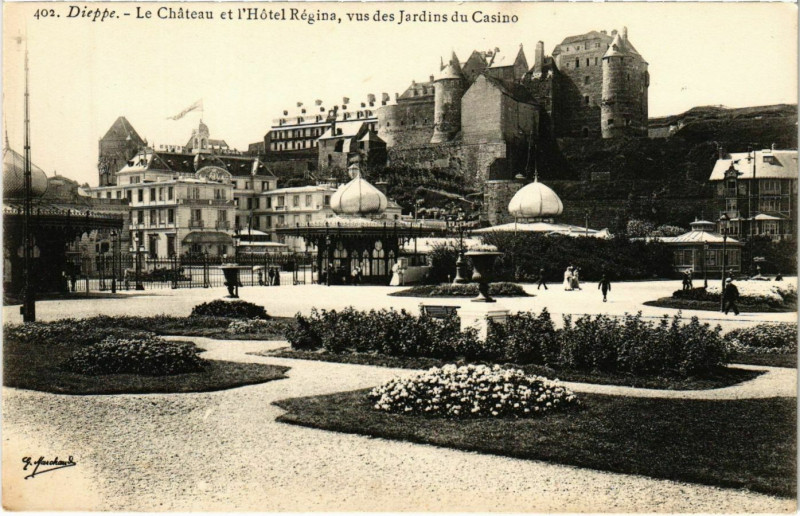 Carte postale ancienne Dieppe Le Chateau et Hotel Régina à Dieppe