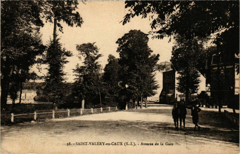 Carte postale ancienne Saint-Valery-en-Caux Avenue de la Gare à Saint-Valery-en-Caux