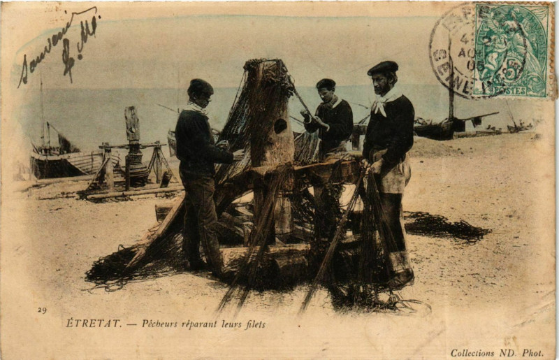 Carte postale ancienne Etretat Pécheurs réparat leurs fillet à Étretat