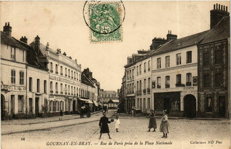 Carte postale ancienne Gournay-en-Bray Rue de Paris rise de la Place Nationale à Gournay-en-Bray