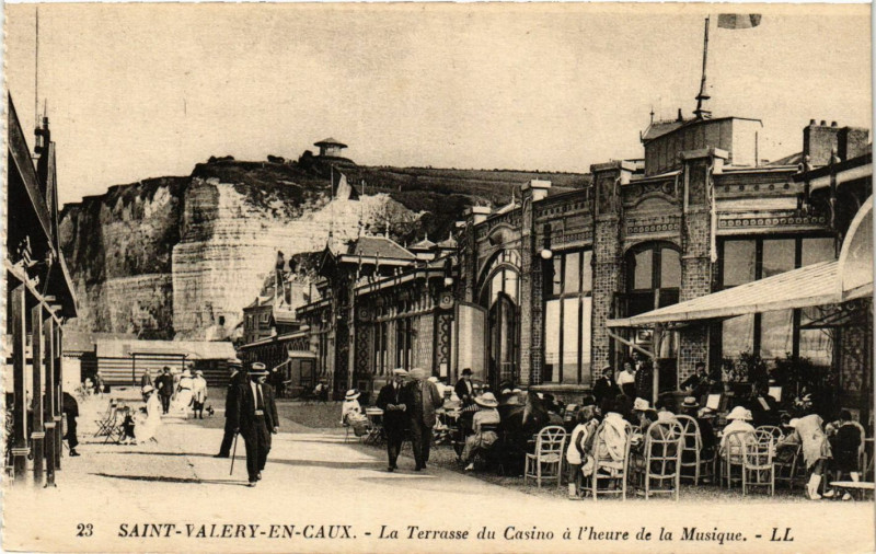 Carte postale ancienne La Terrasse du Casino à l'heure de la Musique à Saint-Valery-en-Caux