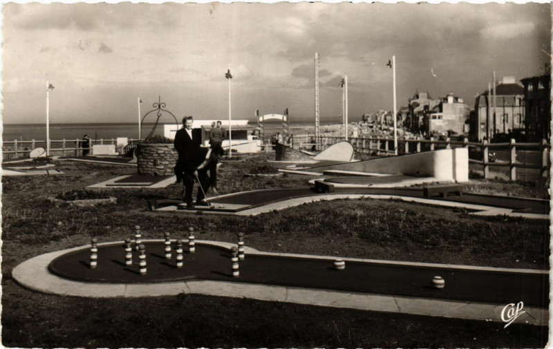 Carte postale ancienne Saint-Aubin-sur-Mer Le Golf miniature à Saint-Aubin-sur-Mer