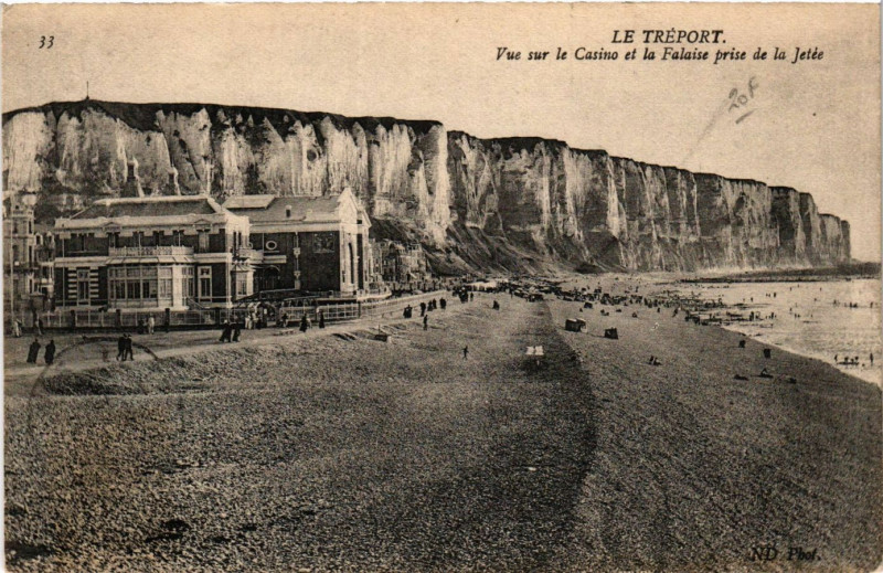 Carte postale ancienne Le Treport Vue sur le Casino et la Falaise prise de la Jetée