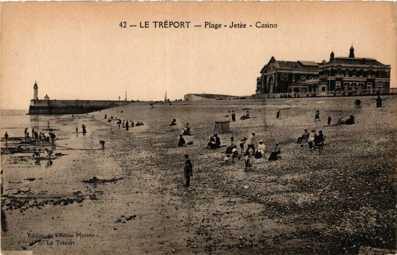 Carte postale ancienne Le Treport Plage-Jetée-Casino