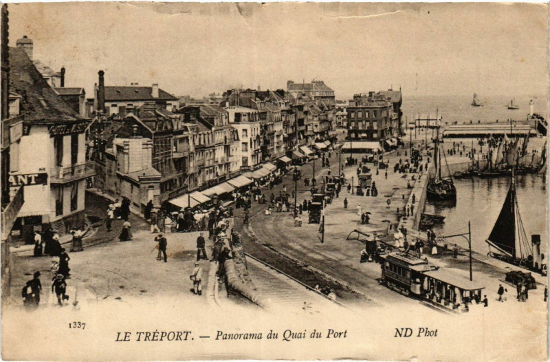 Carte postale ancienne Le Treport Panorama du Quai du Port
