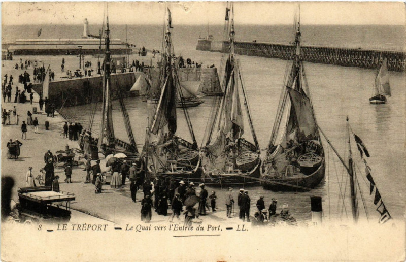 Carte postale ancienne Le Treport Le Quai vers l'Entrée du Port