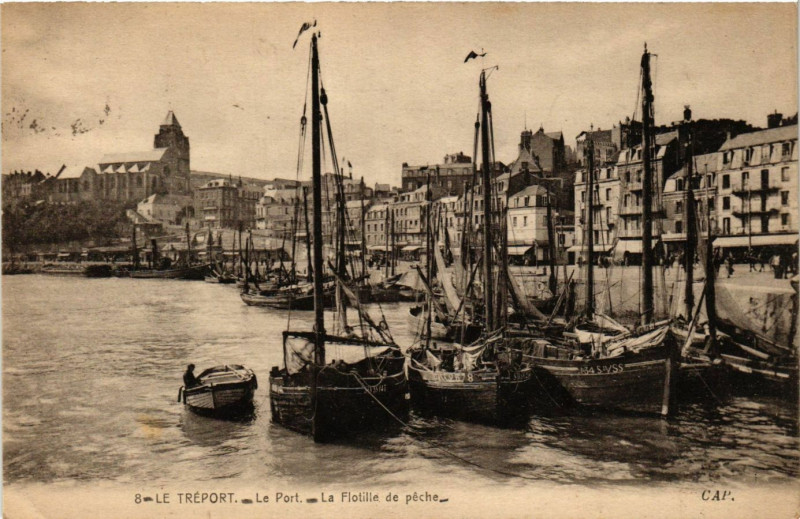 Carte postale ancienne Le Treport Le Port-La Flotille de Peche