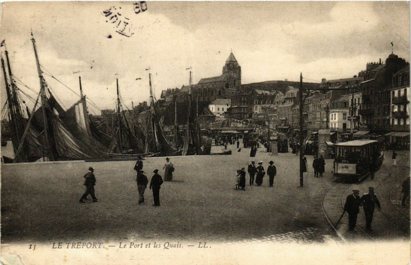 Carte postale ancienne Le Treport Le Port et les Quais