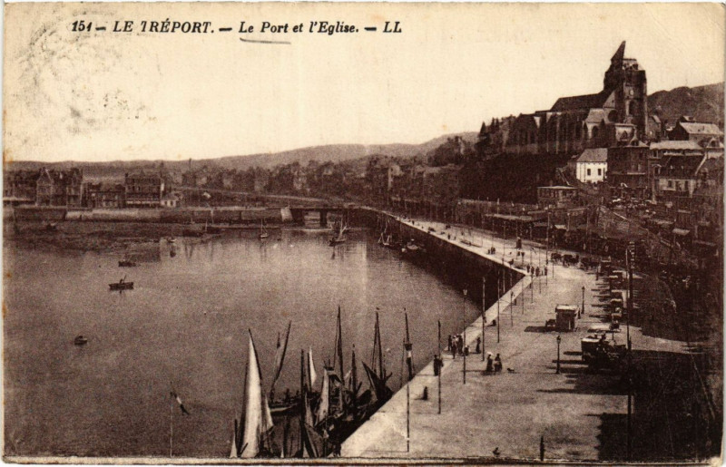 Carte postale ancienne Le Treport Le Port et l'Eglise
