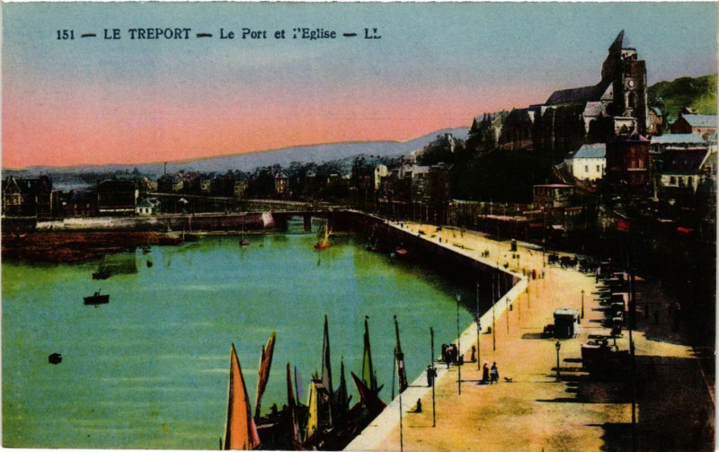 Carte postale ancienne Le Treport Le Port et l'Eglise