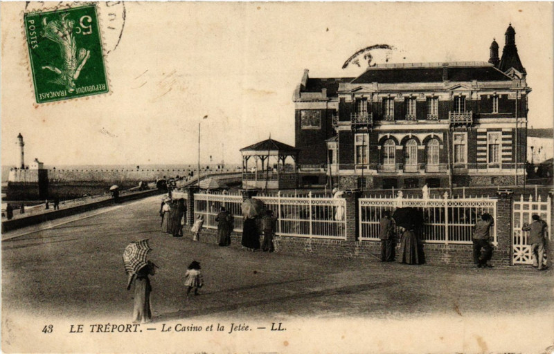 Carte postale ancienne Le Treport Le Casino et la Jetée