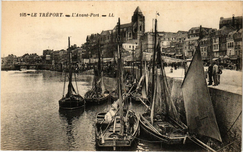 Carte postale ancienne Le Treport L'Avant Port
