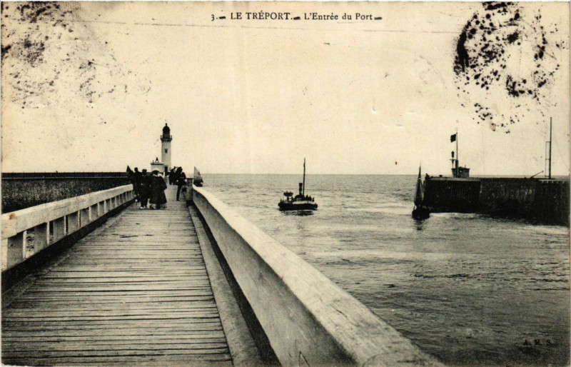Carte postale ancienne Le Treport Entrée du Port