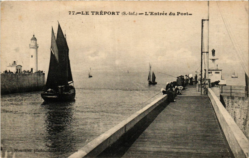 Carte postale ancienne Le Treport Entrée du Port