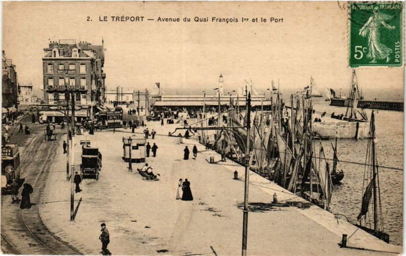 Carte postale ancienne Le Treport Avenue du Quai Francois Ier et le Port