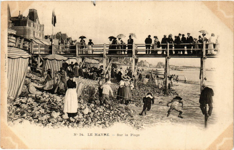 Carte postale ancienne Le Havre Sur la Plage au Havre