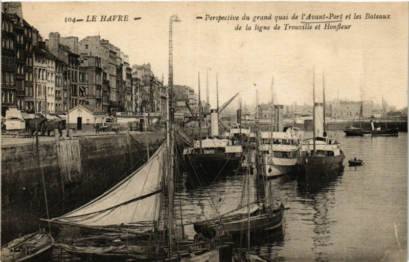 Carte postale ancienne Le Havre Perspective du grand quai de l'Avant Port et les Bateaux au Havre