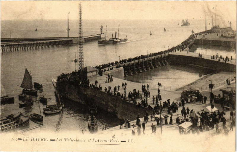 Carte postale ancienne Le Havre Les Brise Lames et l'Avant Port au Havre