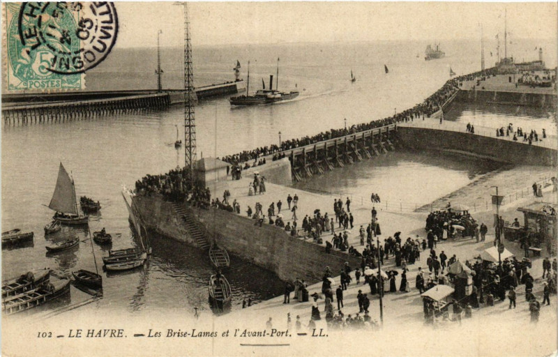 Carte postale ancienne Le Havre Les Brise Lames et l'Avant Port au Havre