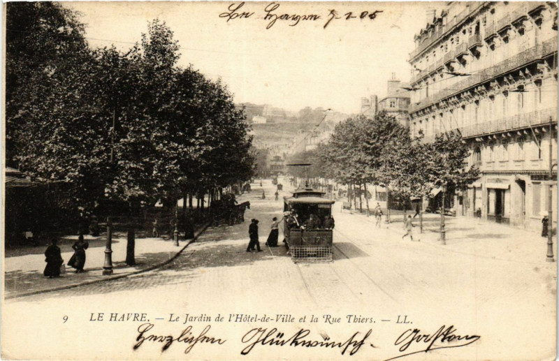 Carte postale ancienne Le Havre Le Jardin de l'Hotel de Ville et la Rue Thiers au Havre