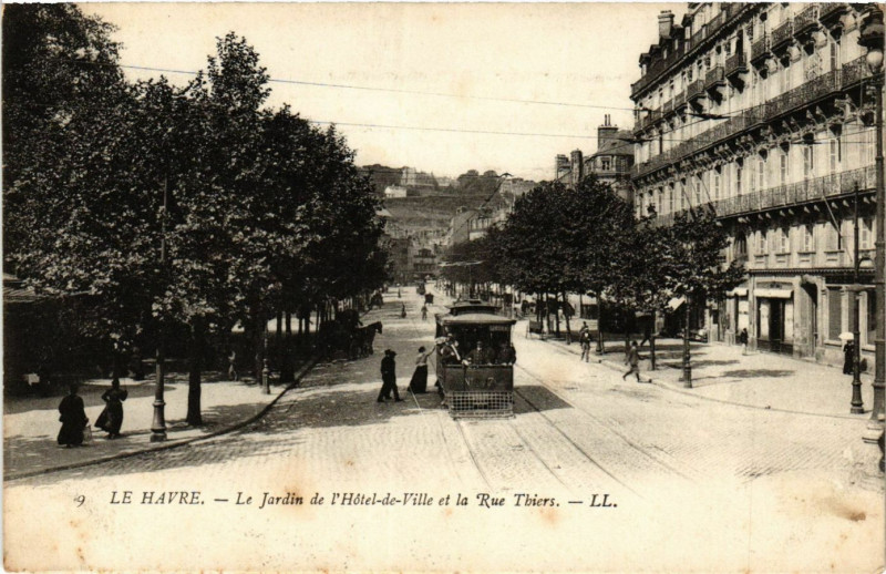 Carte postale ancienne Le Havre Le Jardin de l'Hotel de Ville et la Rue Thiers au Havre