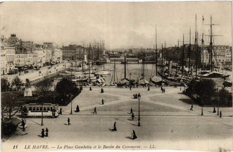 Carte postale ancienne Le Havre La Place Gambetta et le Bassin du Commerce au Havre