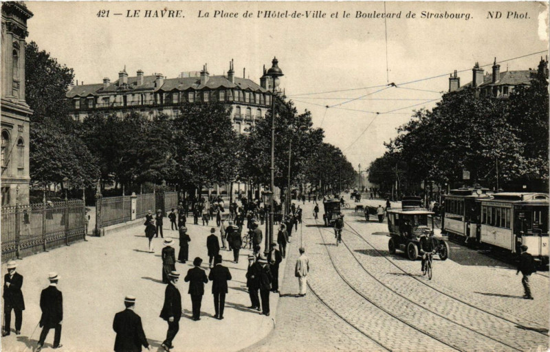 Carte postale ancienne Le Havre La Place de l'Hotel de Ville-Boulevard de Strasbourg au Havre
