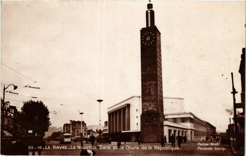 Carte postale ancienne Le Havre La Nouvelle Gare et le Cours de la Republique au Havre