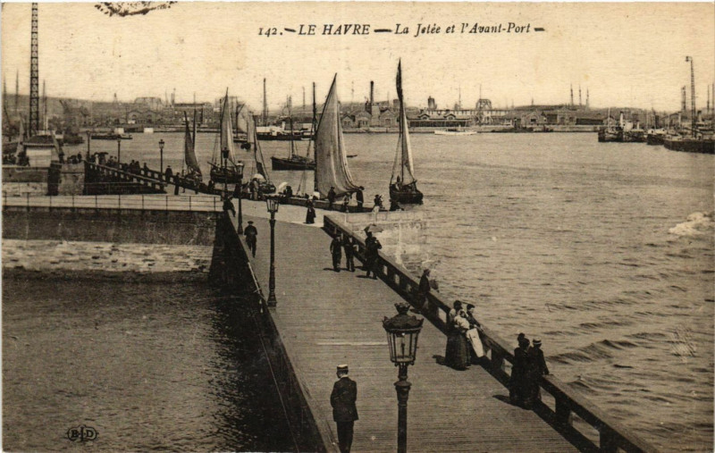 Carte postale ancienne Le Havre La Jetée et l'Avant Port au Havre