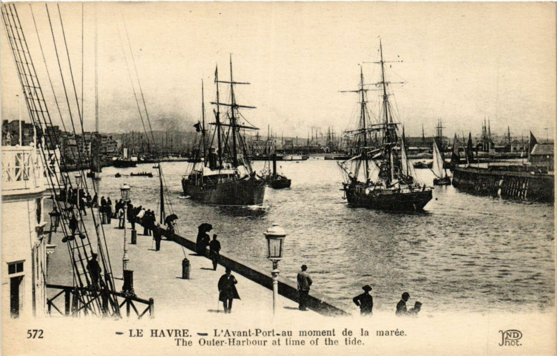Carte postale ancienne Le Havre L'Avant Port au Monument de la Marée au Havre