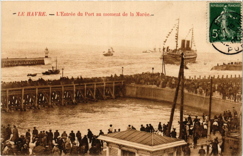 Carte postale ancienne Le Havre Entrée du Port au Monument de la Marée au Havre