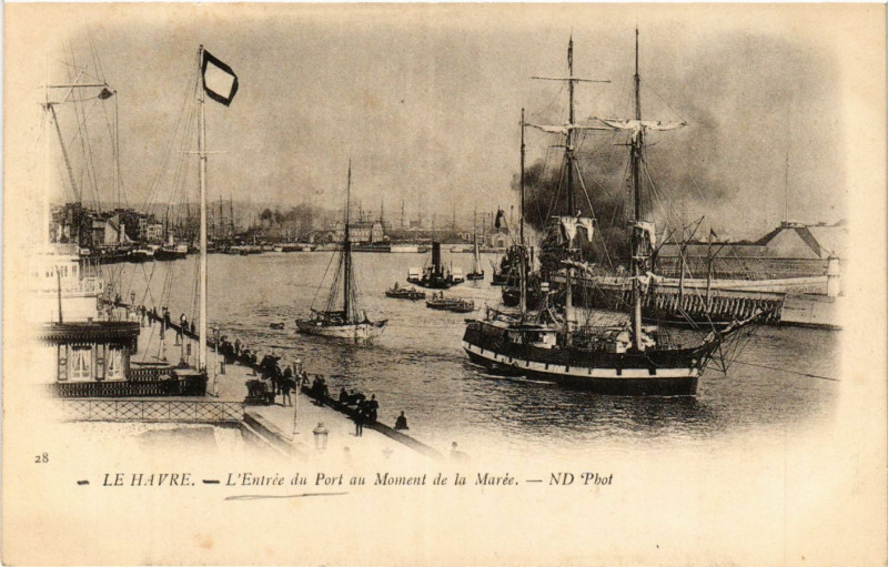 Carte postale ancienne Le Havre Entrée du Port au Monument de la Marée au Havre