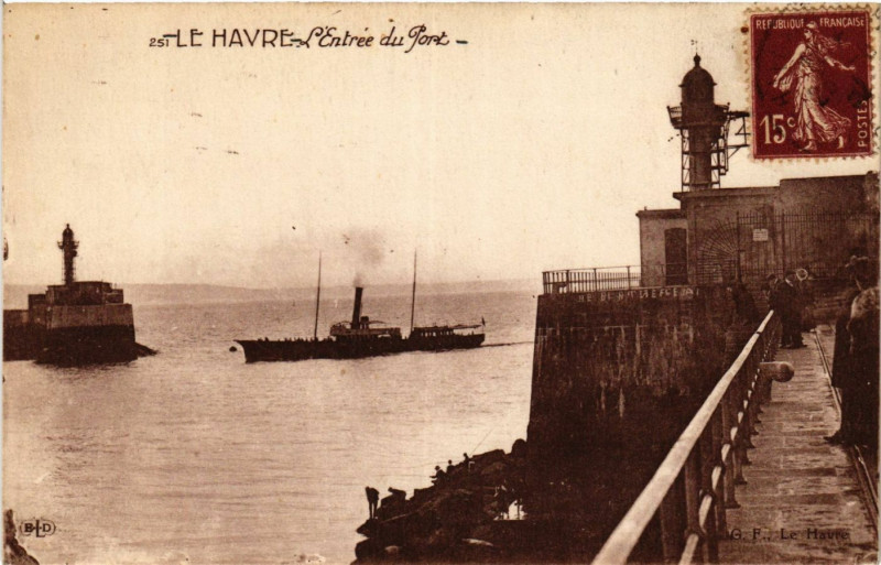 Carte postale ancienne Le Havre Entrée du Port au Havre
