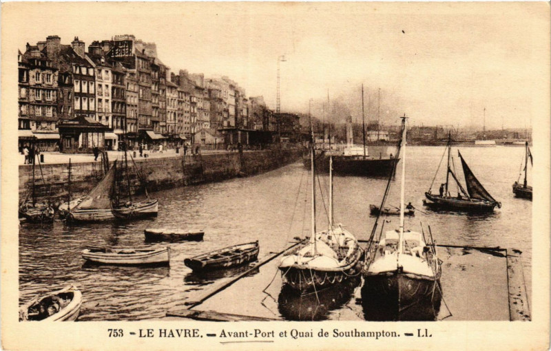 Carte postale ancienne Le Havre Avant Port et Quai de Southampton au Havre